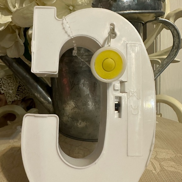 LED LETTER LIGHT C uses 2 AAA BATTERIES (not included) - Picture 4 of 5